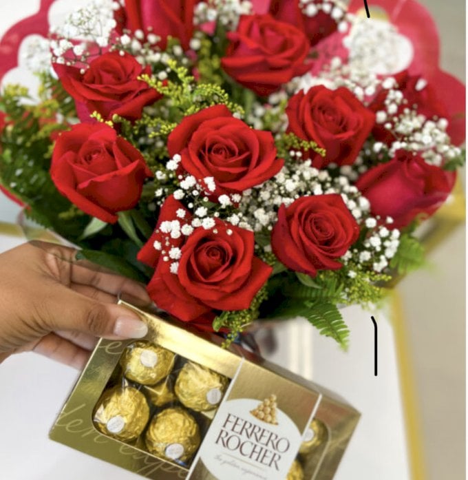 Ramalhete com 12 Botões Vermelho mais Ferrero Rocher 