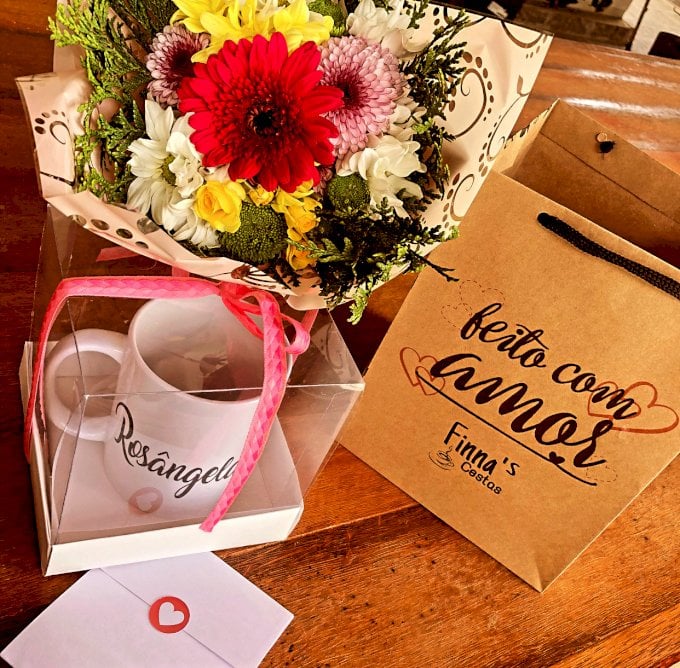 Caneca personalizada com Vinil e Mini Arranjo de Flores do Campo 
