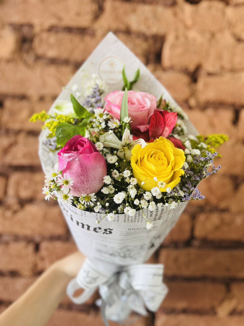 Cone 3 rosas coloridas