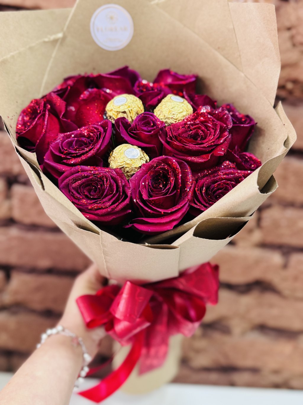 Buquê Brilho com Ferrero 15 rosas 