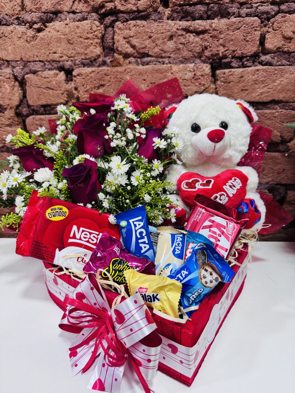 Cesta com buquê 5 rosas 