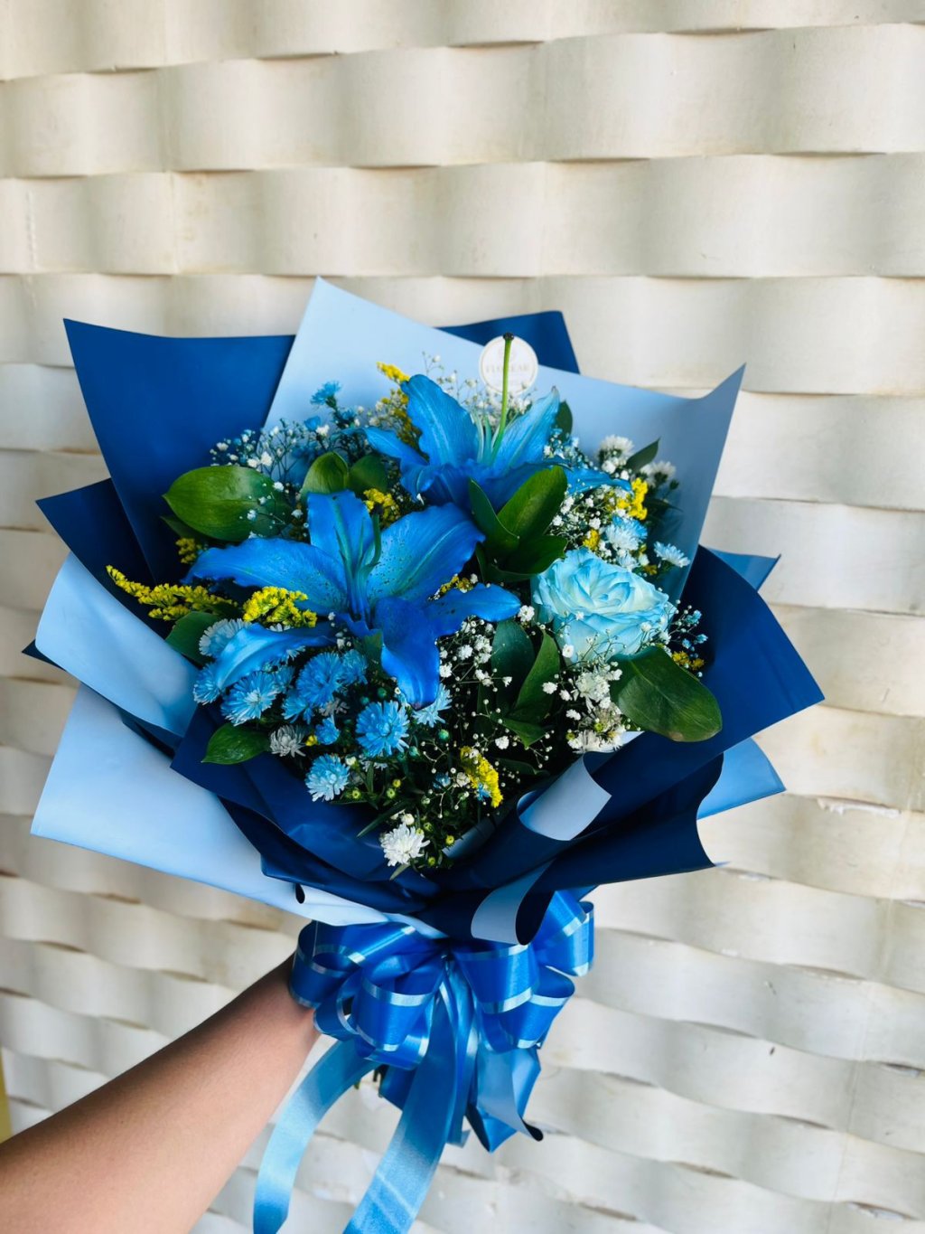 Buquê Lírios e rosa azul 