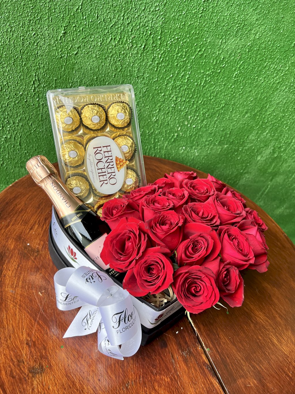 Box coração com Rosas e chocolates 