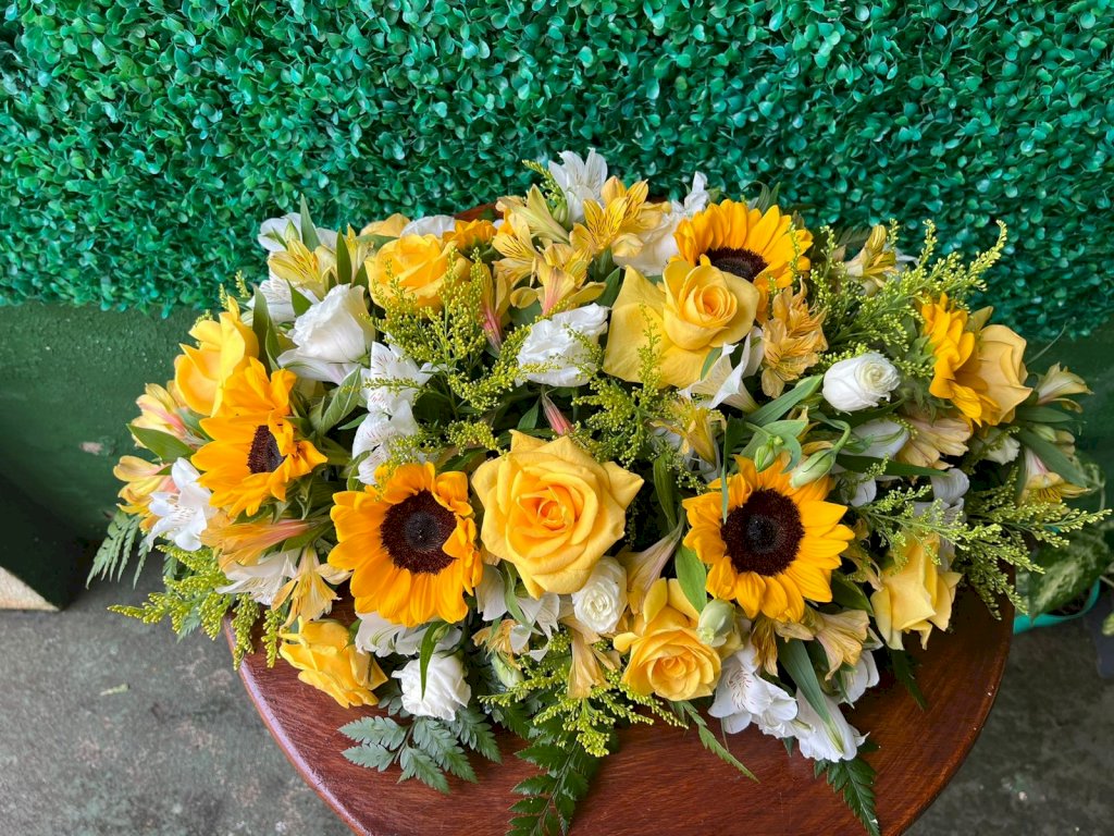Arranjo Rosas Amarelas com Girassol 