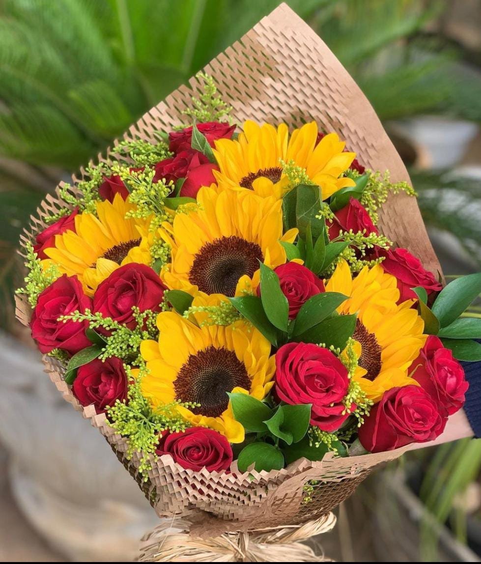 Buquê rosas com girassóis 🌹🌻