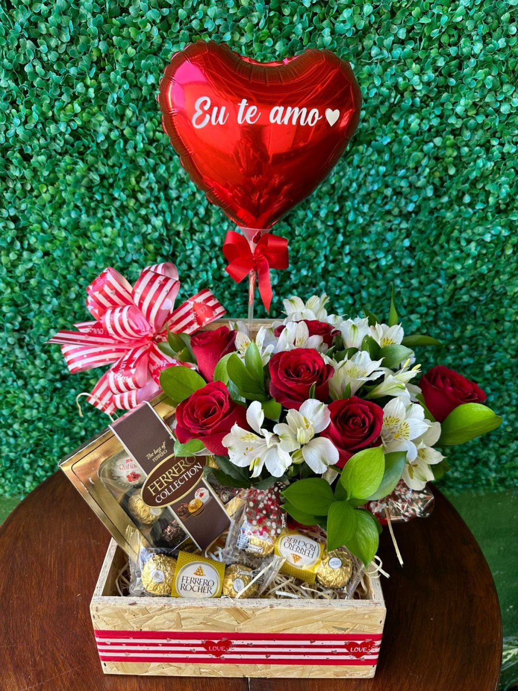 Baú chocolate com flores com balão de coração *C08*