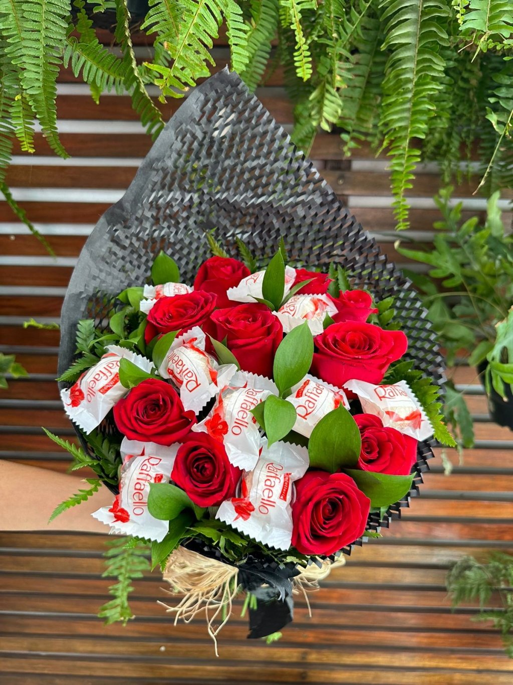 Buque de rosas com Raffaello P