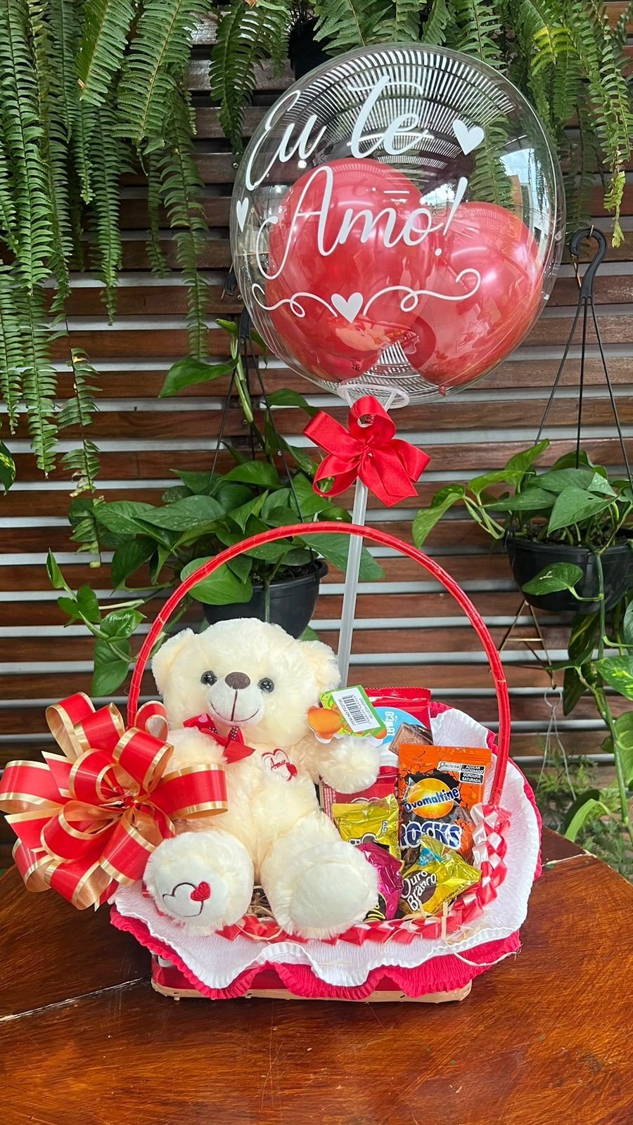 Cesta chocolates, pelucia e balão 