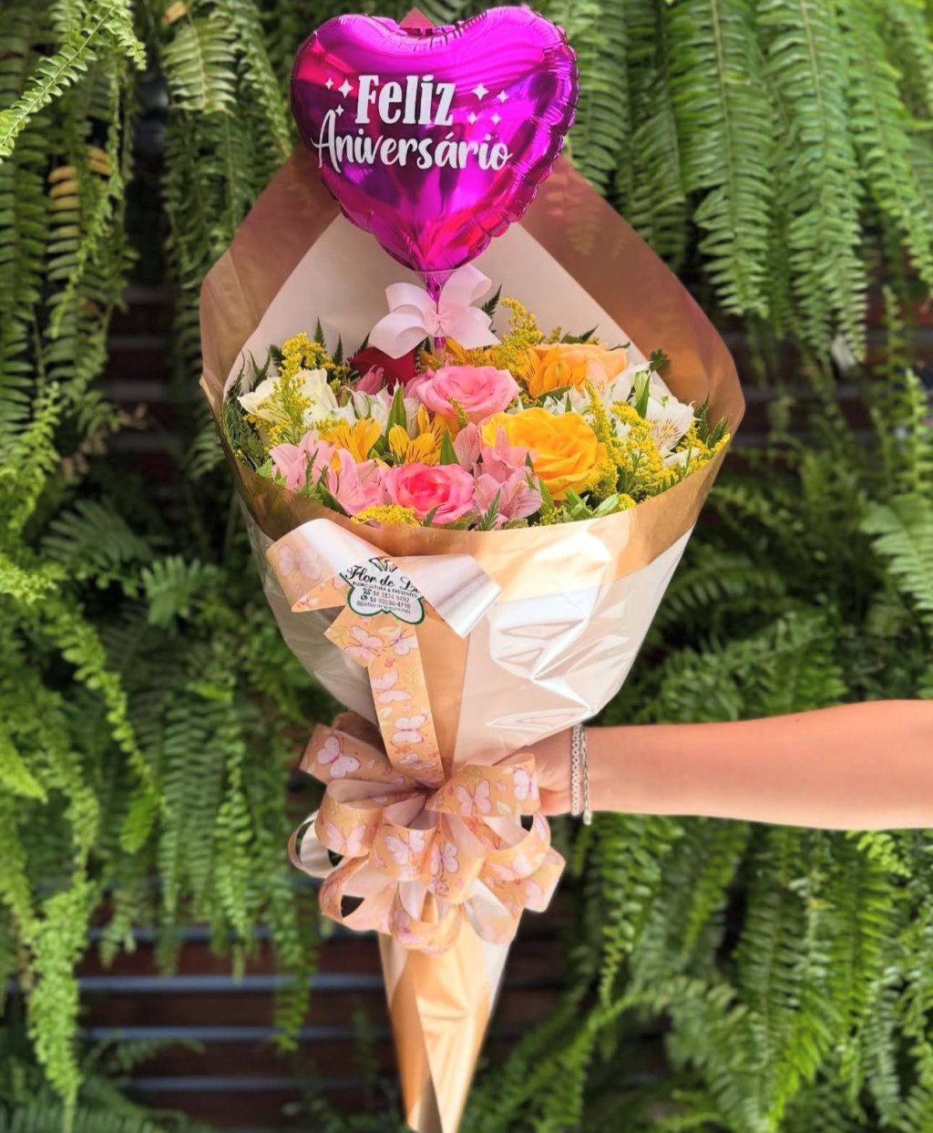 Ramalhete 6 rosas coloridas com balão aniversário