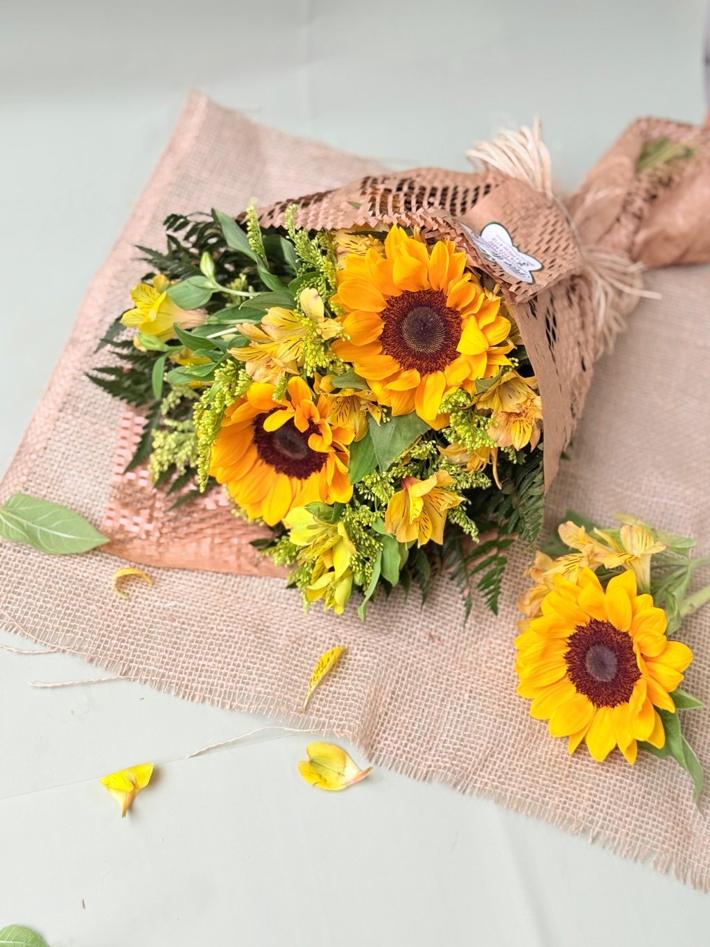 Buquê 2 Girassóis 🌻✨ no Craquelado