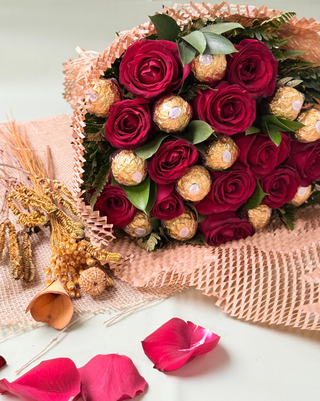Buquê de Rosas com 12 Rosas e 12 Ferrero Rocher