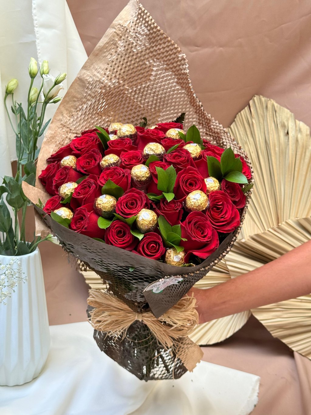 Buquê 30 rosas com 18 Ferreros
