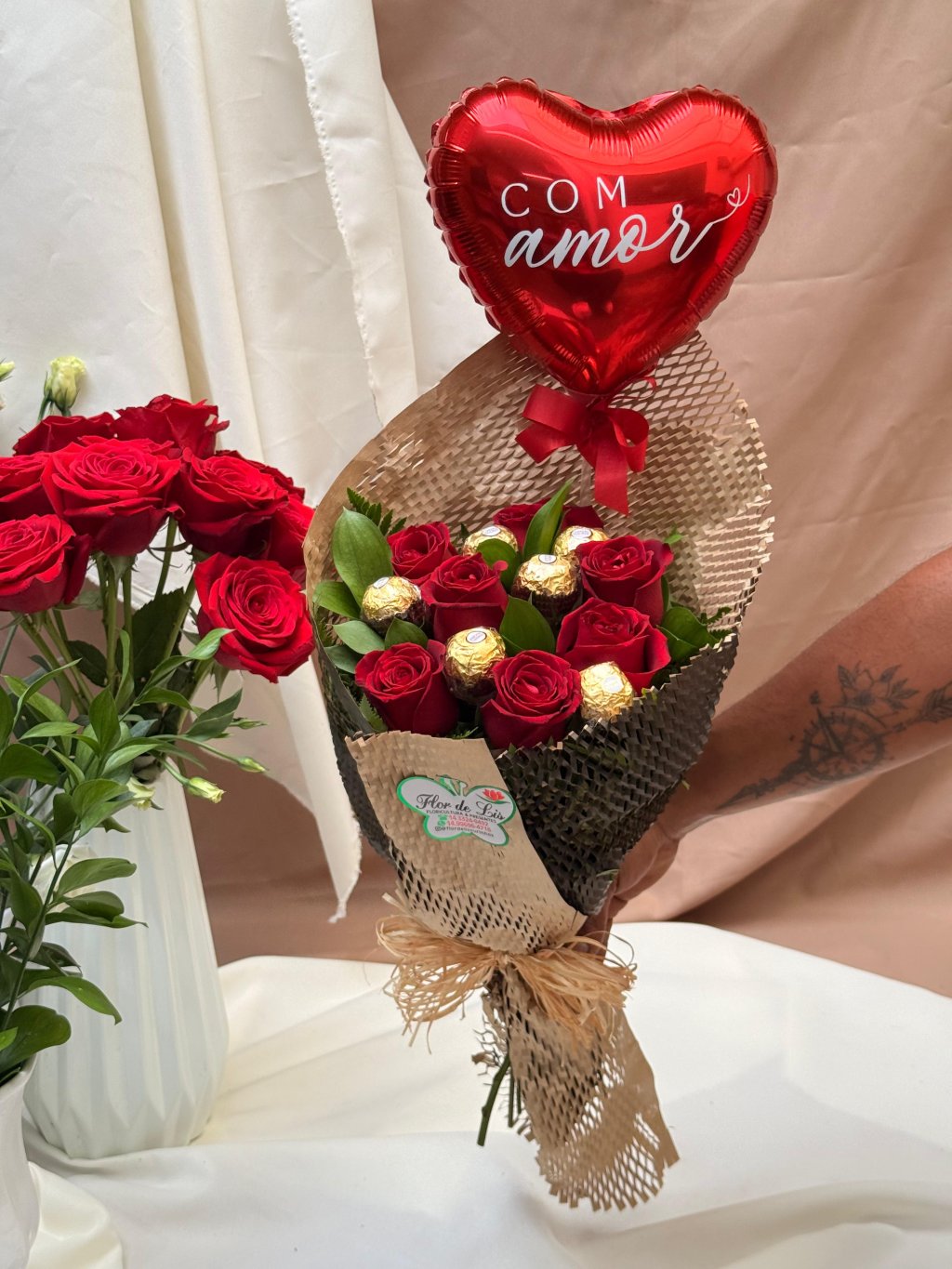 Buque rosas com ferrero 7/6 e balão  