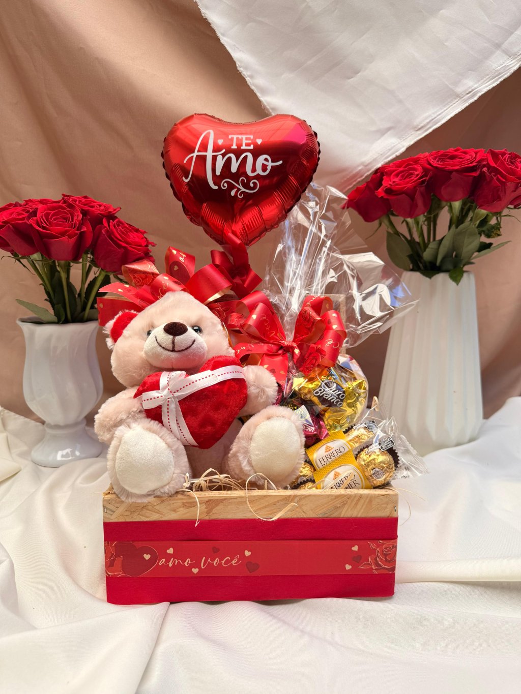 Baú pelúcia e chocolates com balão de coração