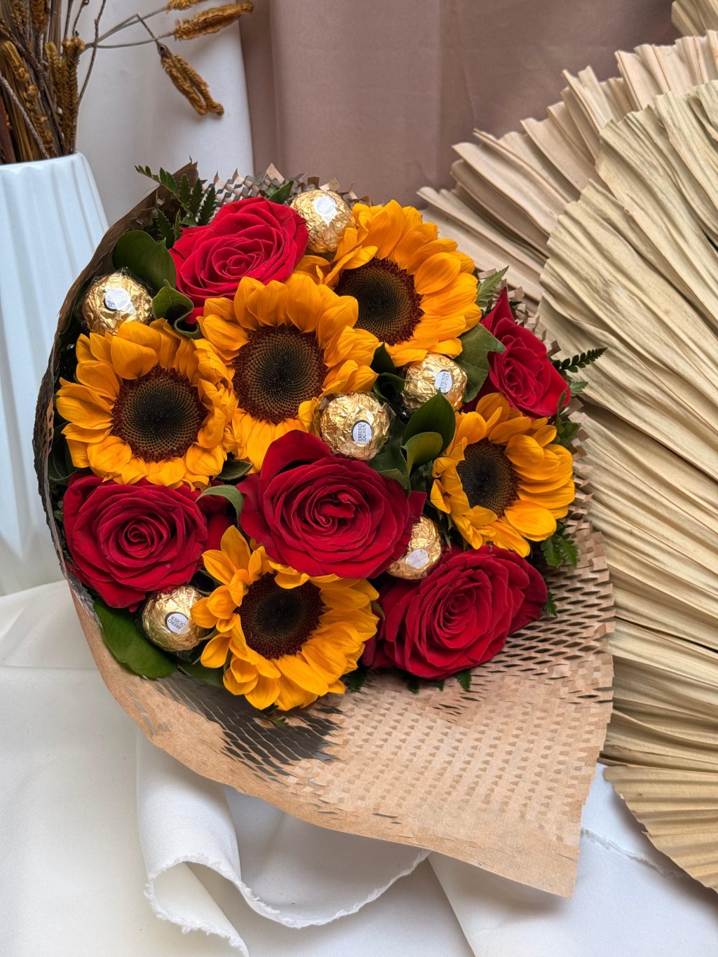 Buquê 5 Rosas Vermelhas 5 Girassol E 6 Ferrero 