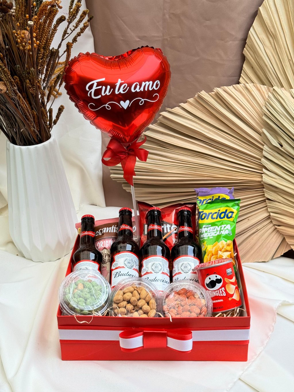 Bandeja de cerveja com petiscos 