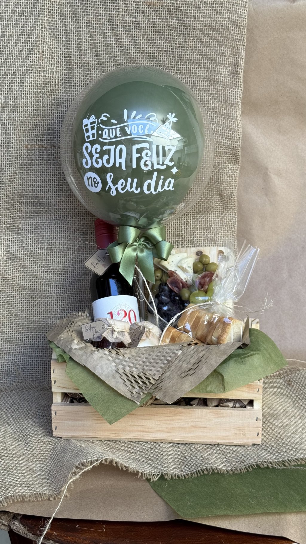 Bandeja de frios com vinho e balão 