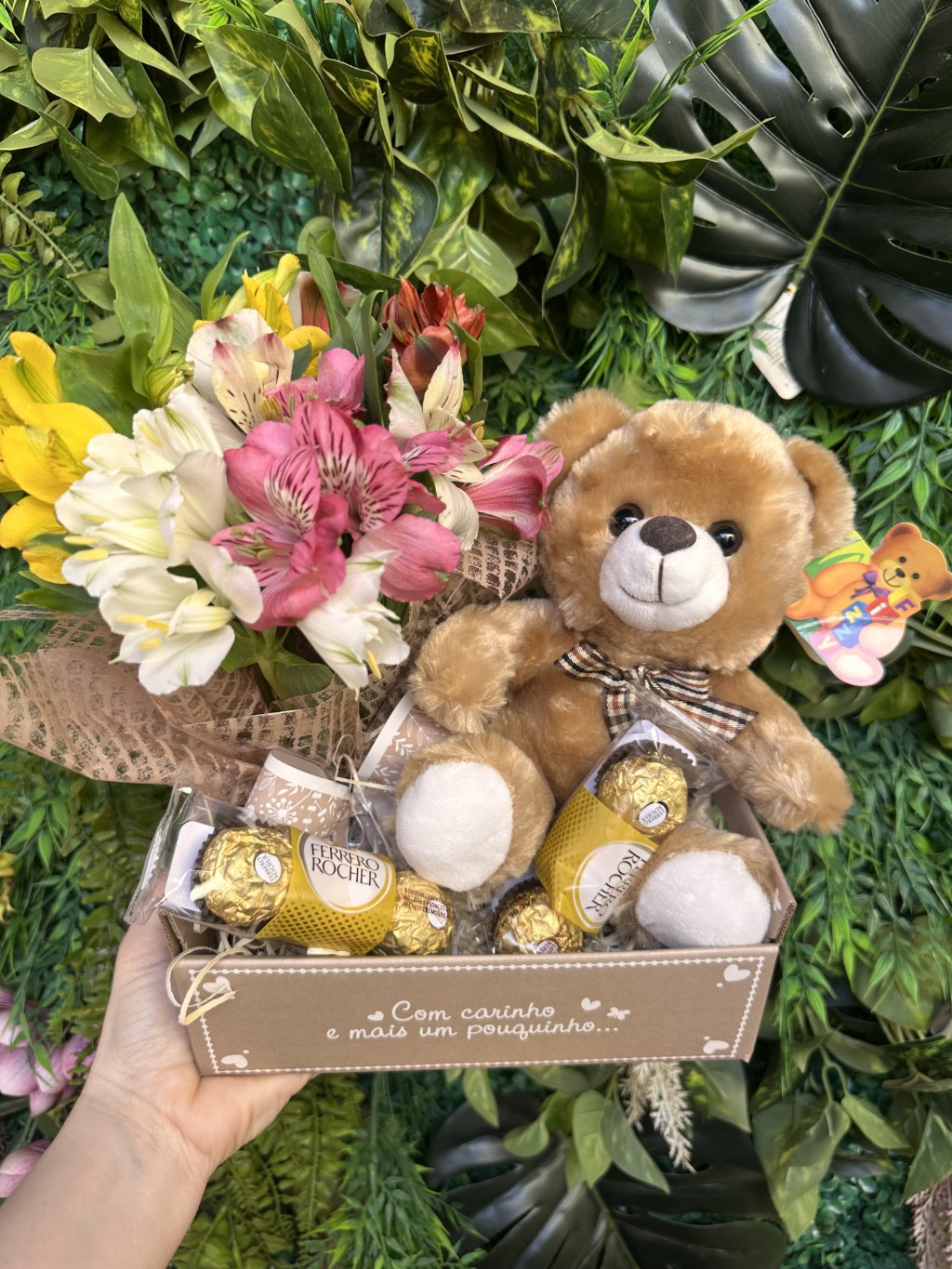 Caixinha pelucia e astromelias 