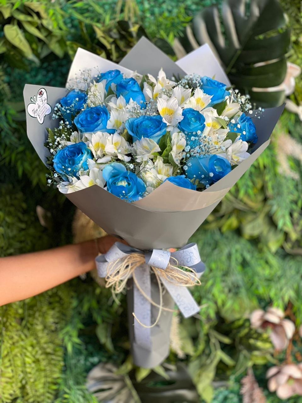 Ramalhete de 15 rosas azuis 