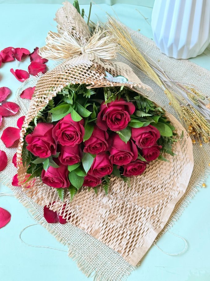 Buque 12 rosas vermelhas no craquelado 🌹✨