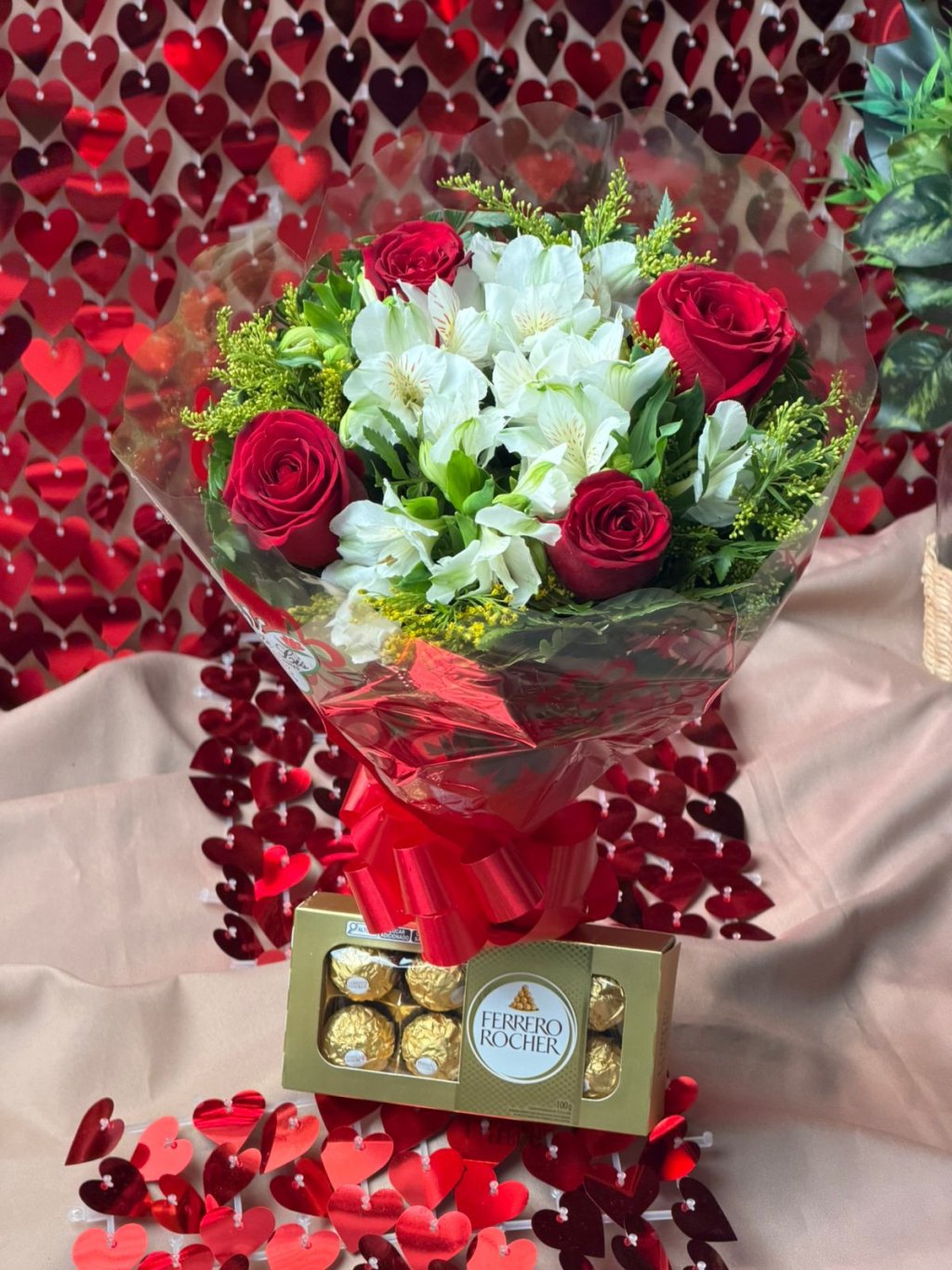 Ramalhete 4 rosas vermelhas com caixa de Ferrero Rocher 8un. 🌹✨ 🍫