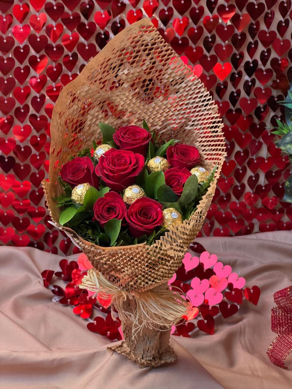 Buquê de Rosas com 7 Rosas e 6 Ferrero Rocher