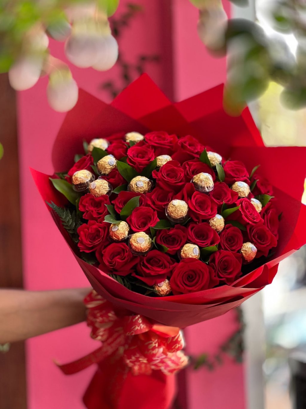 Buquê 30 rosas com 18 Ferreros