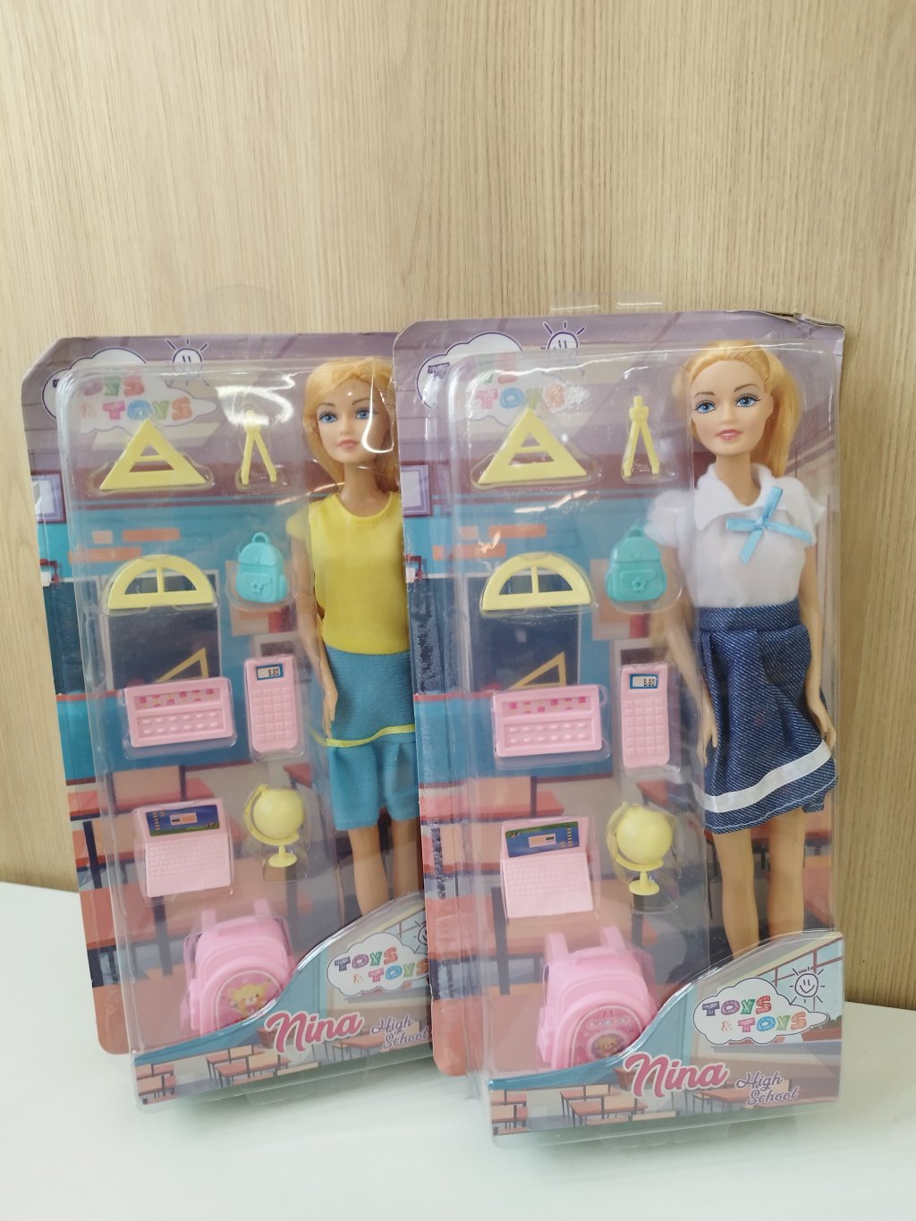 BONECA NINA HIGH SCHOL C/ ACESSÓRIOS 