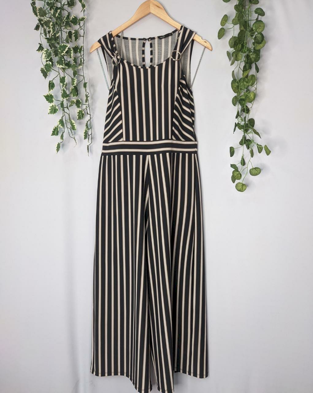 Lote IK0322 - vestidos, macaquinhos e macacões - 25 peças