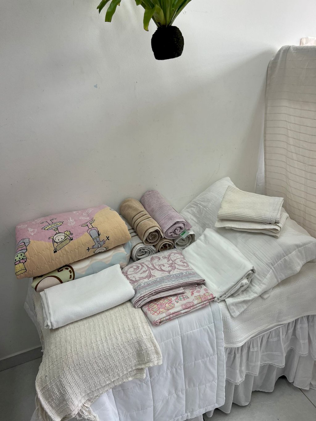 Lote MNK2216 - Cama e banho - 24 peças com avarias