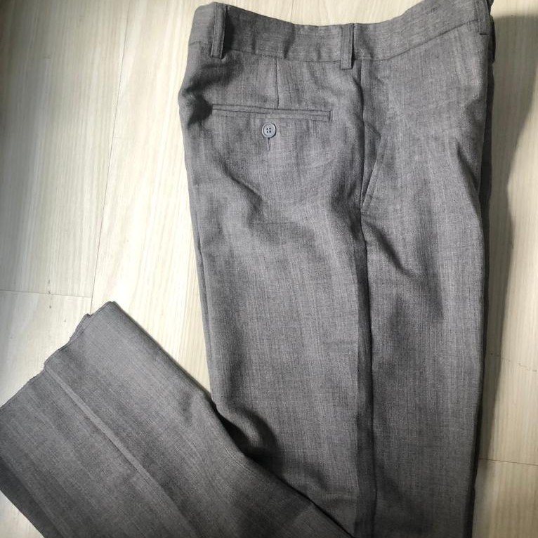 Lote GC9423 - Popular , calça alfaiataria, nunca usado, com defeito
