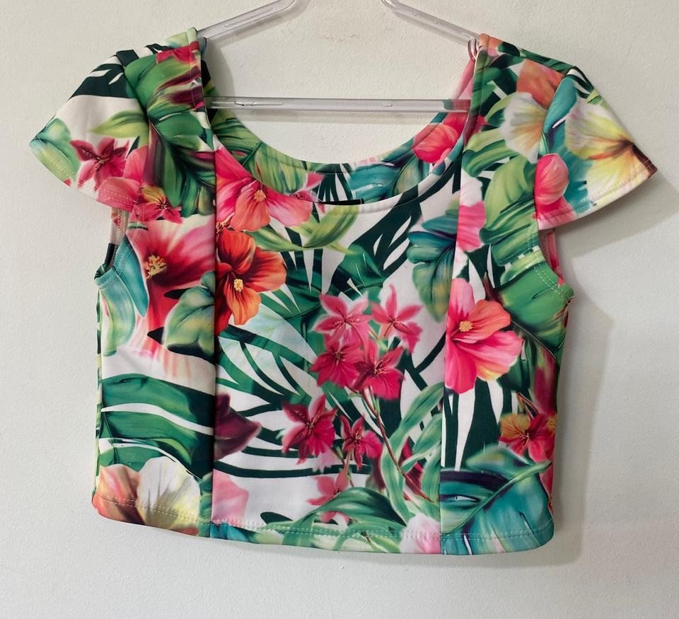 BVT1325 - Lote blusa manga curta e cropped , 12 peças