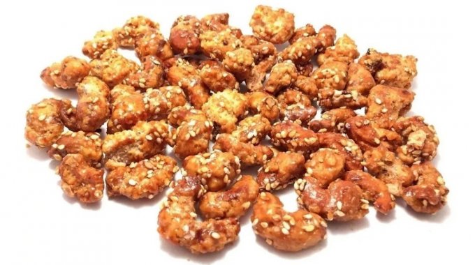 Castanha de caju caramelizada com gergelim 
