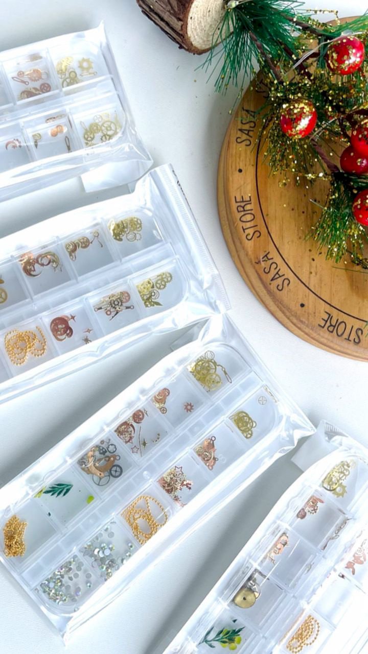 Strass e Peças Douradas para Decoração 