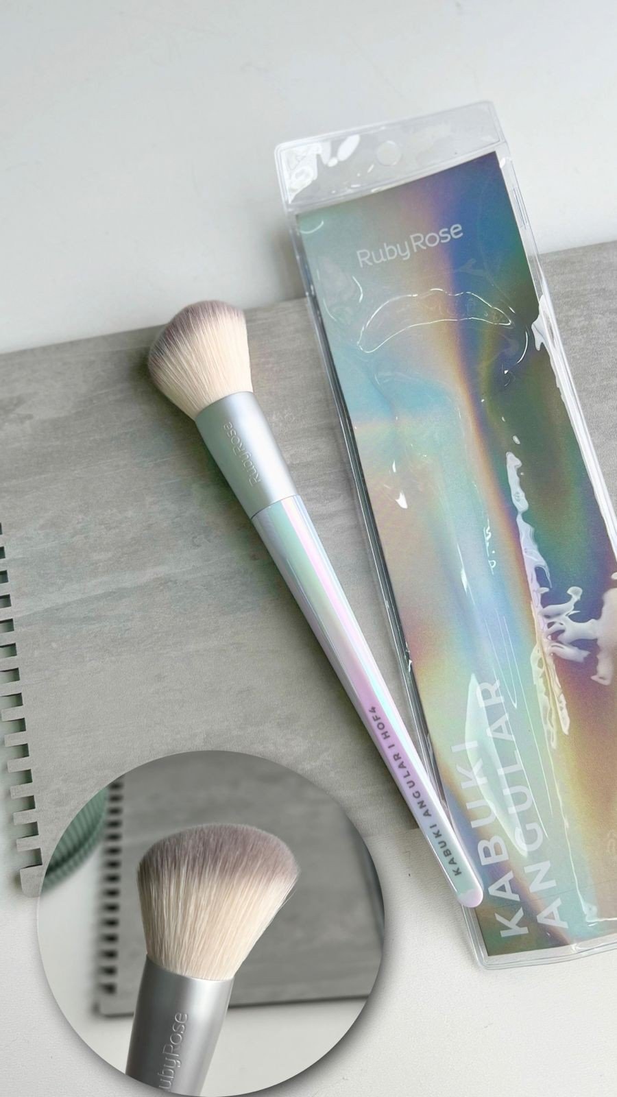 Pincel Kabuqui Angular F4 - Ruby Rose