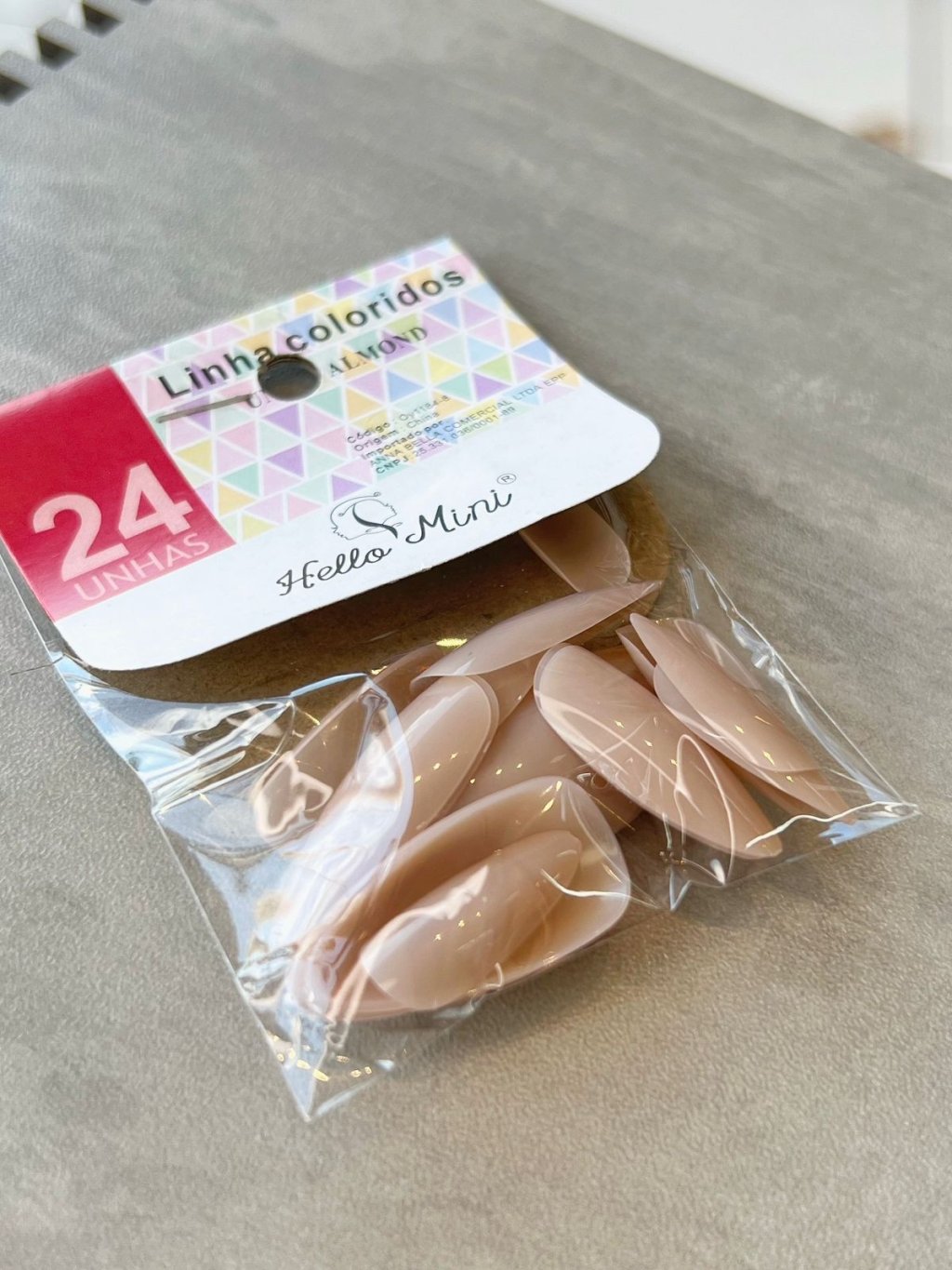Unha Postiça Almond Nude Claro Linha Coloridos -  Hello Mini 