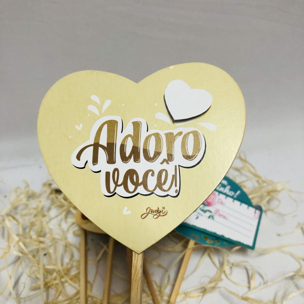 Placa em papelão “Adoro você”