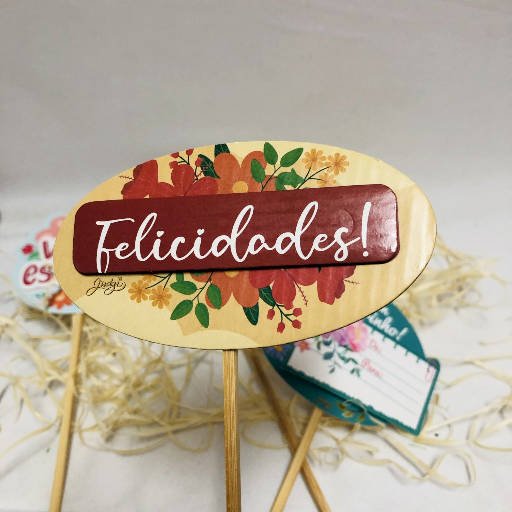 Placa em papelão “Felicidades”