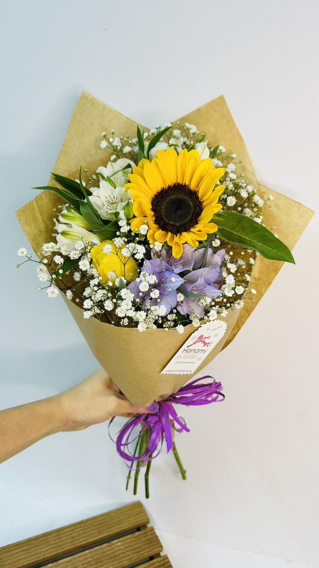 Mimo 1 girassol + 1 rosa + 2 astromelias