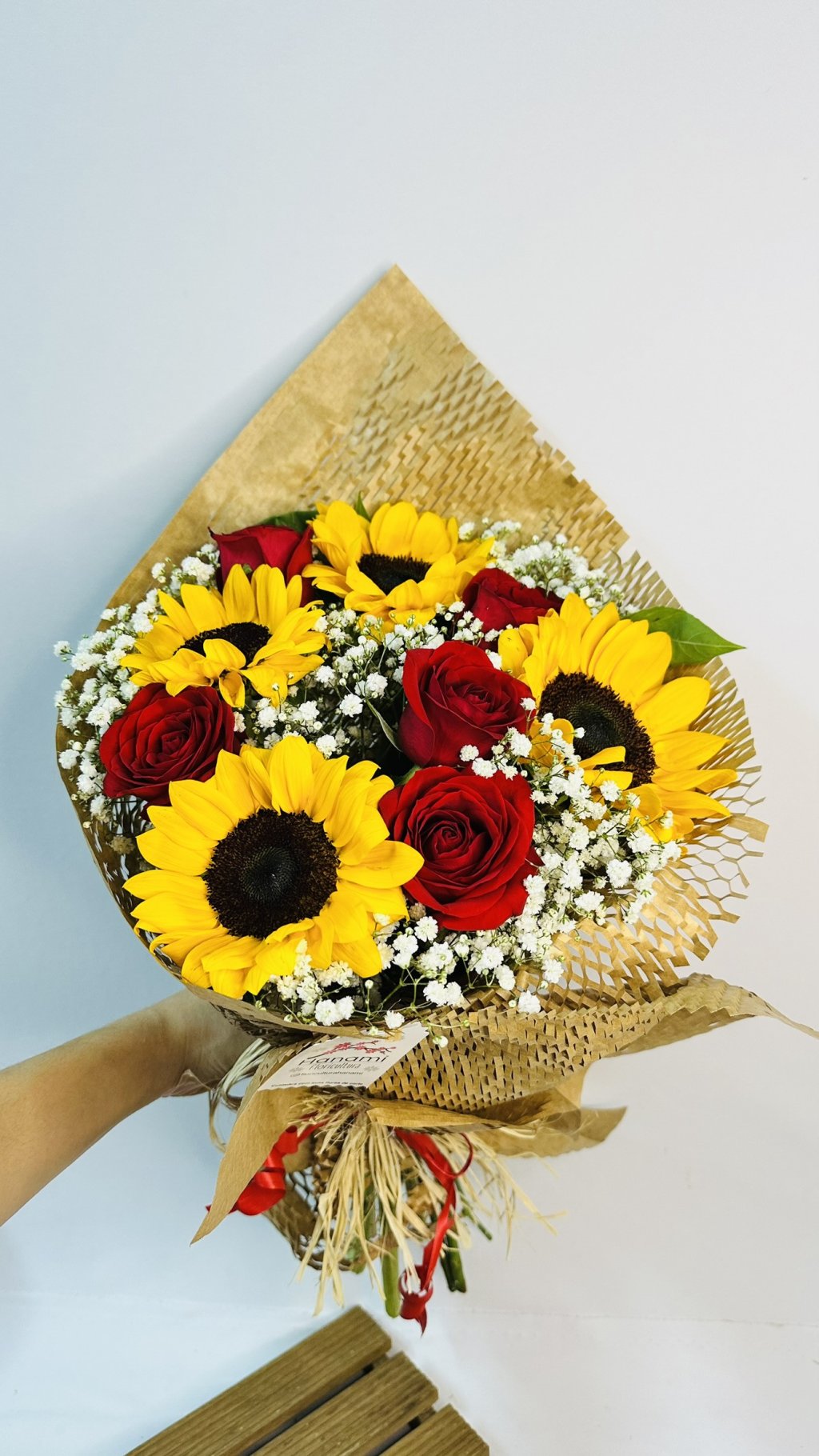 Bouquê Kraft 4 Girassol e 5 rosas