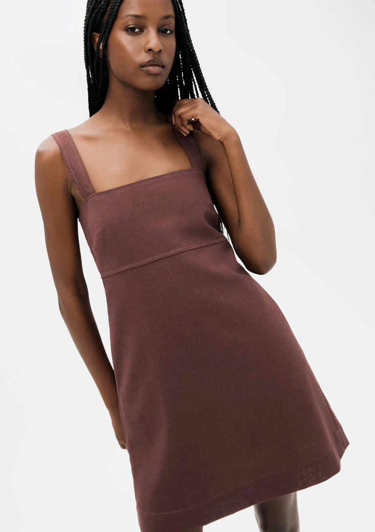 Vestido Curto Decote Quadrado