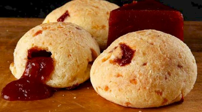 Pão de Queijo Recheado com Goiabada