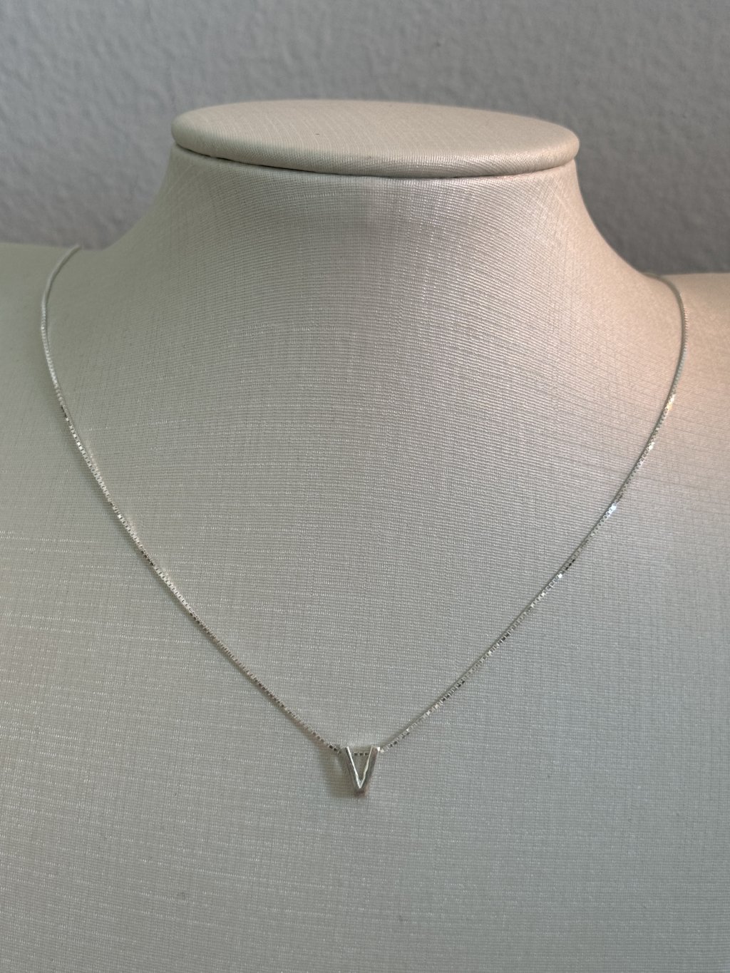 COLAR LETRA V 45CM 