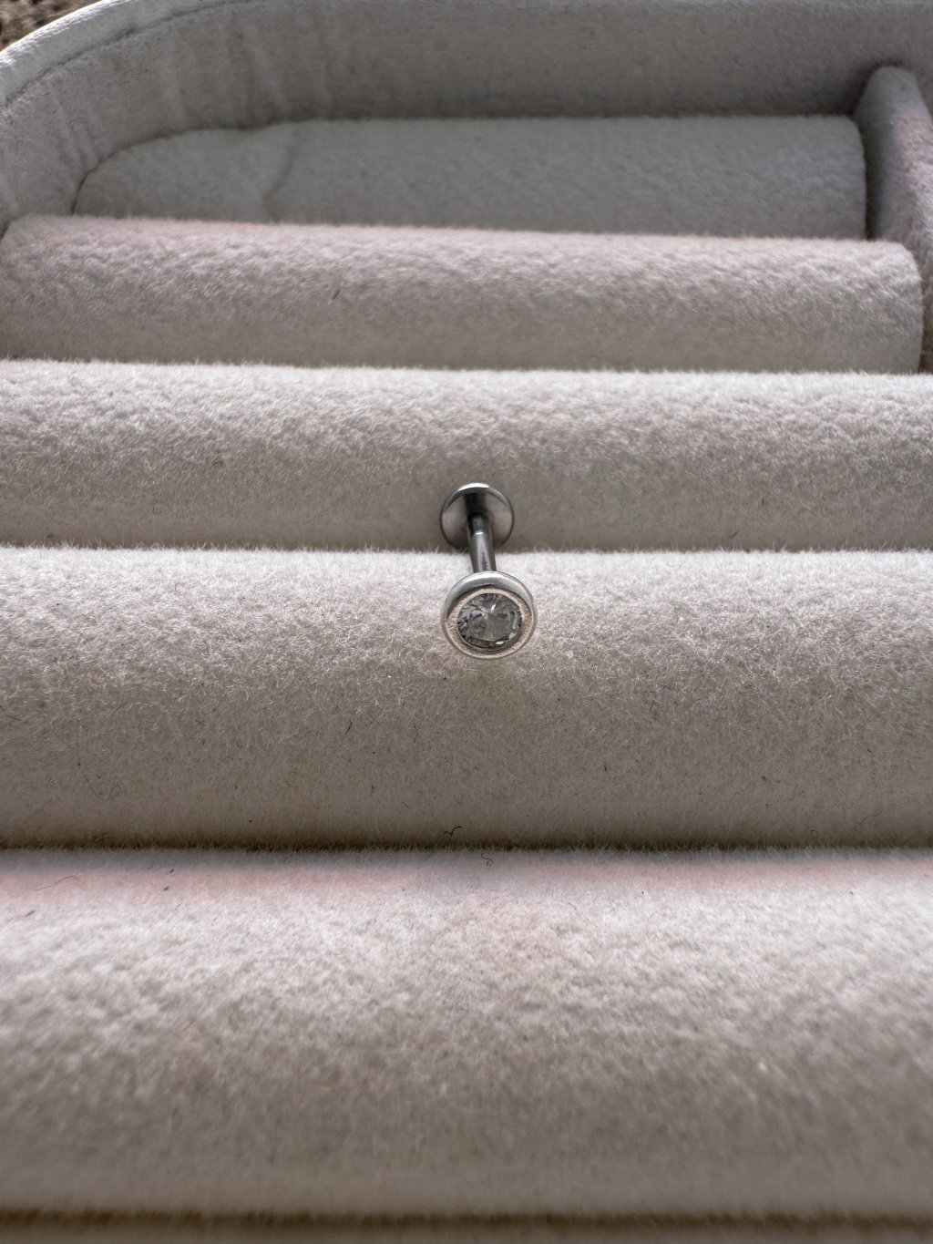 PIERCING TRÁGUS PEDRA HASTE EM AÇO 