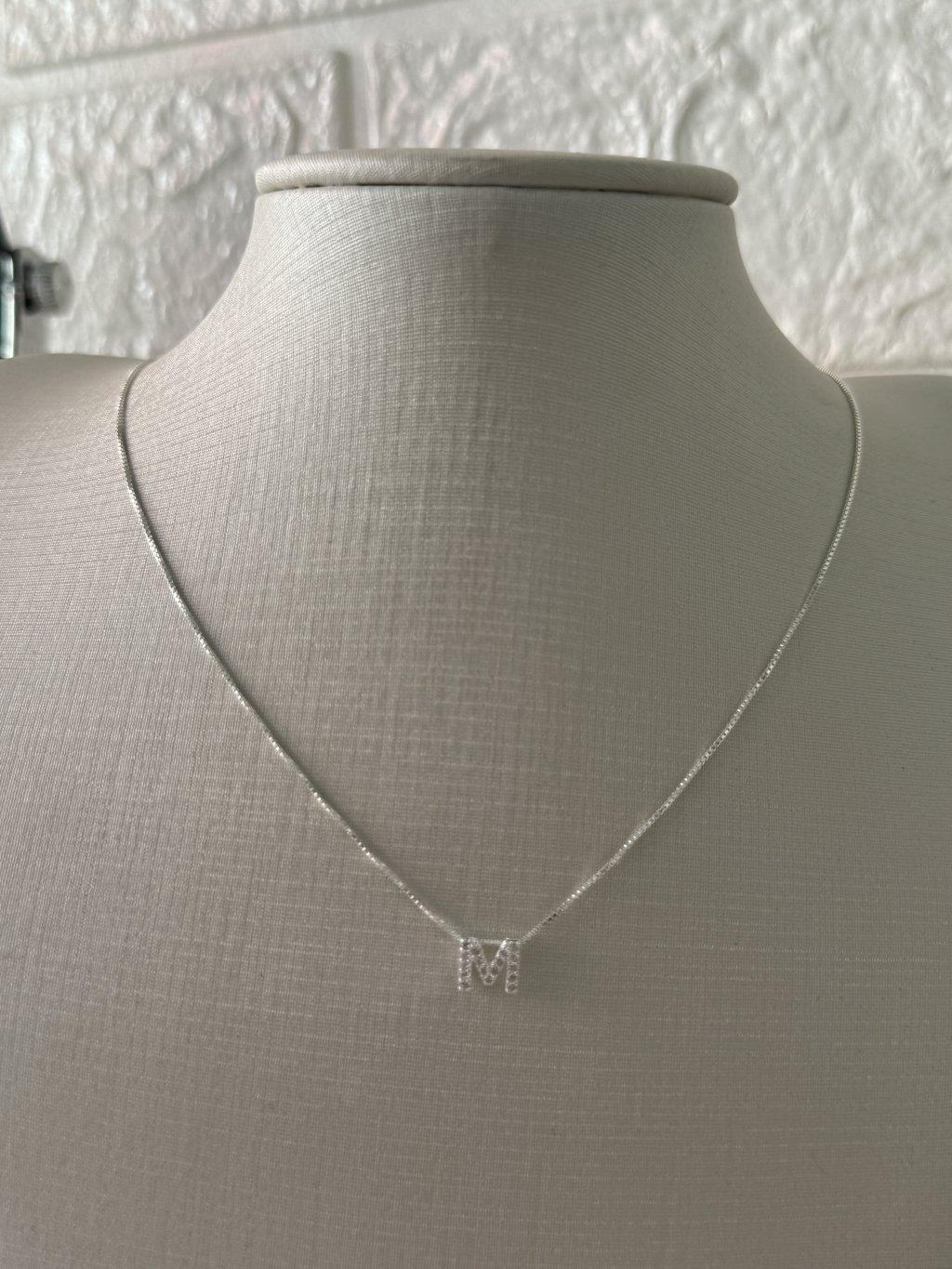 COLAR LETRA M CRAVEJADA 45CM 