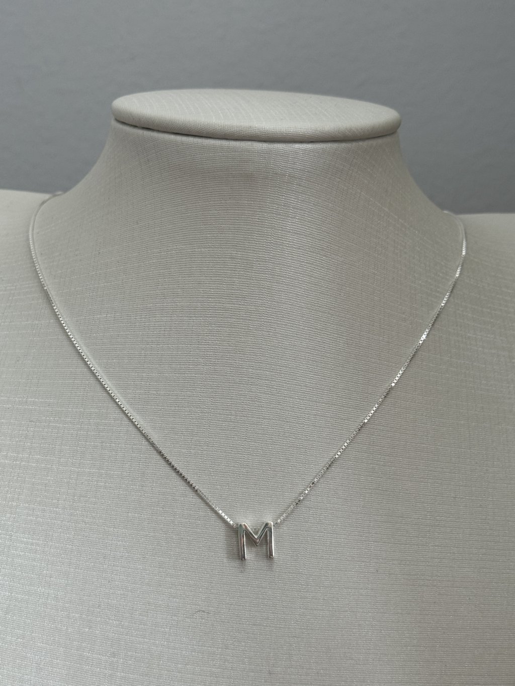 COLAR LETRA M 45CM