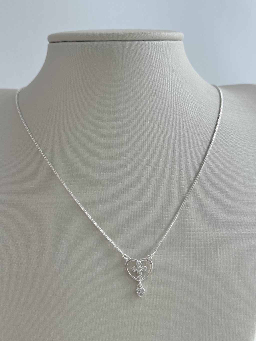 COLAR CORAÇÃO CRUZ PEDRAS 45CM