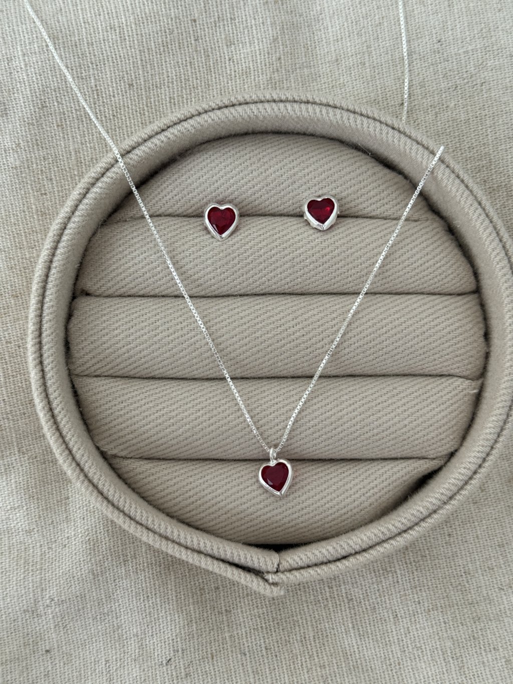 CONJUNTO CORAÇÃO PEDRA VERMELHA 45CM 