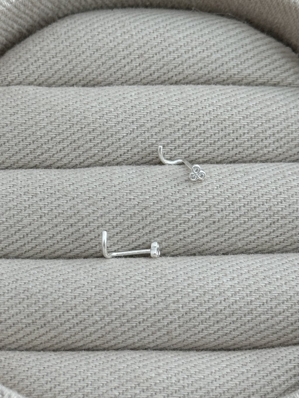 PIERCING NARIZ TREVO PEDRAS 