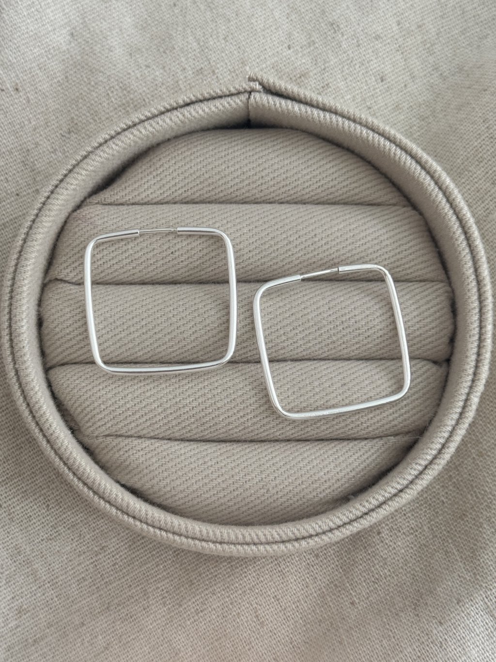 BRINCO ARGOLA QUADRADO 2,7CM